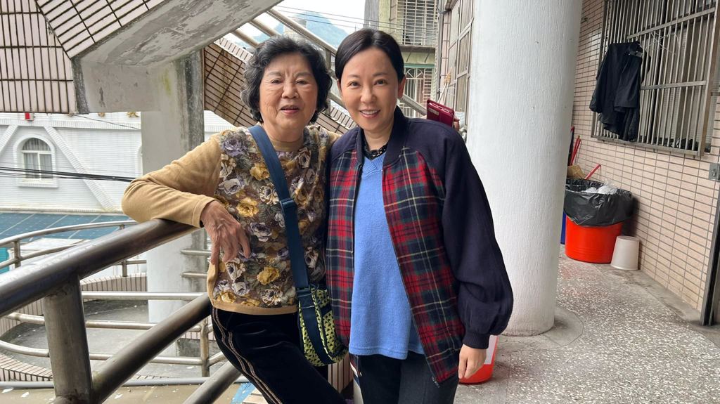 罹病無法站！國民阿嬤「曾痛到不能睡」求助喊：怎麼辦　況明潔「突PO照曝近況」：羨慕能像她