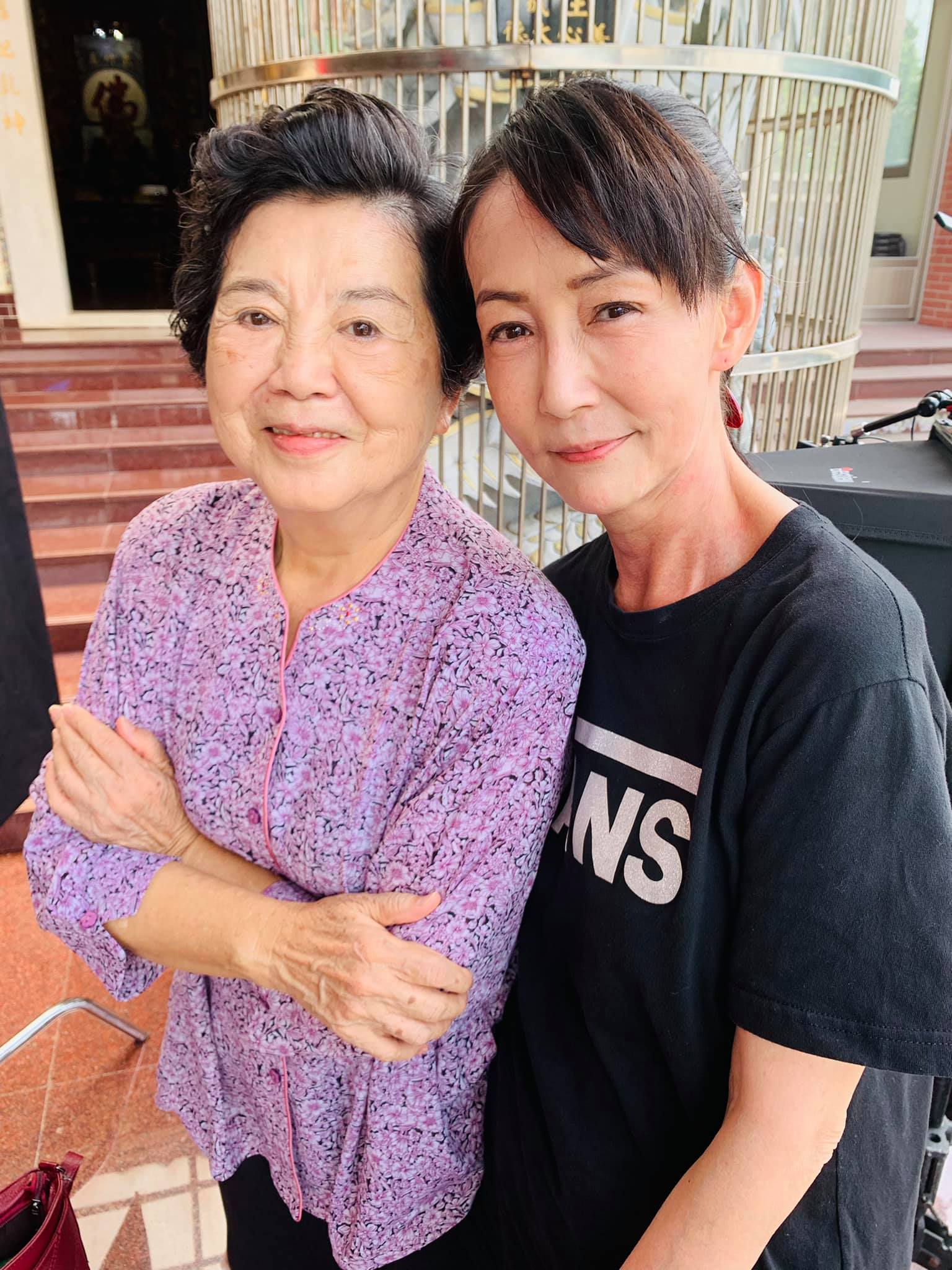 罹病無法站！國民阿嬤「曾痛到不能睡」求助喊：怎麼辦　況明潔「突PO照曝近況」：羨慕能像她