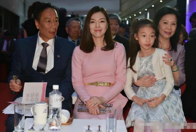 才吐貴婦圈黑暗面！曾馨瑩謝「愛我的人助度低潮」坦承煩惱很多　後續發展曝光「罕見撒嬌討抱」吐露心聲