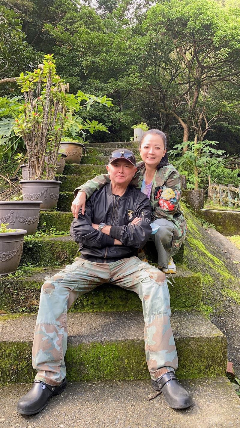 突爆不能走路！李國超「認小水泡變大手術」已超過半年　醫勸「植皮恐也沒用」拄拐杖現身了