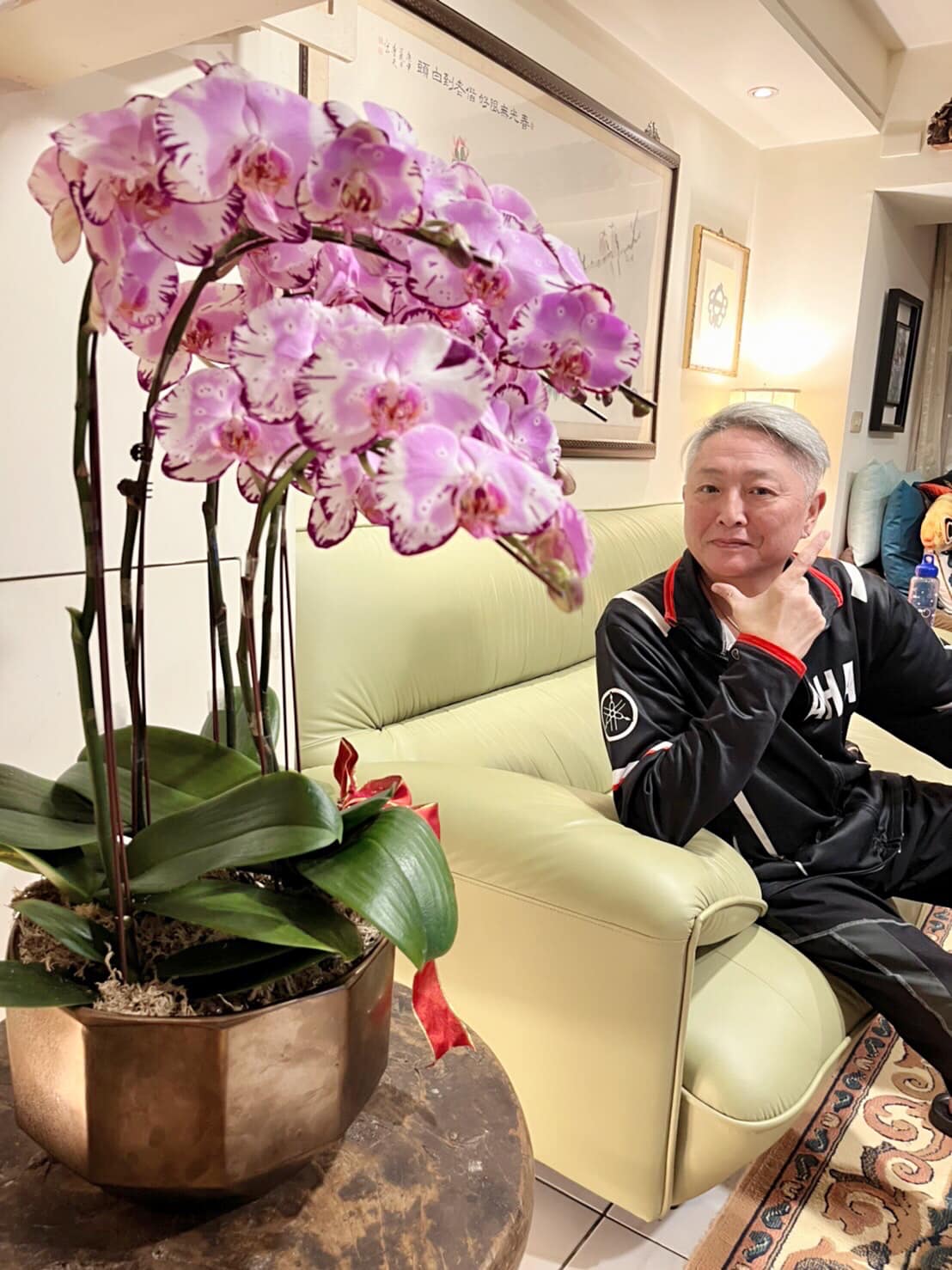 突爆不能走路！李國超「認小水泡變大手術」已超過半年　醫勸「植皮恐也沒用」拄拐杖現身了