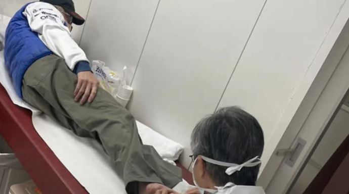 突爆不能走路！李國超「認小水泡變大手術」已超過半年　醫勸「植皮恐也沒用」拄拐杖現身了
