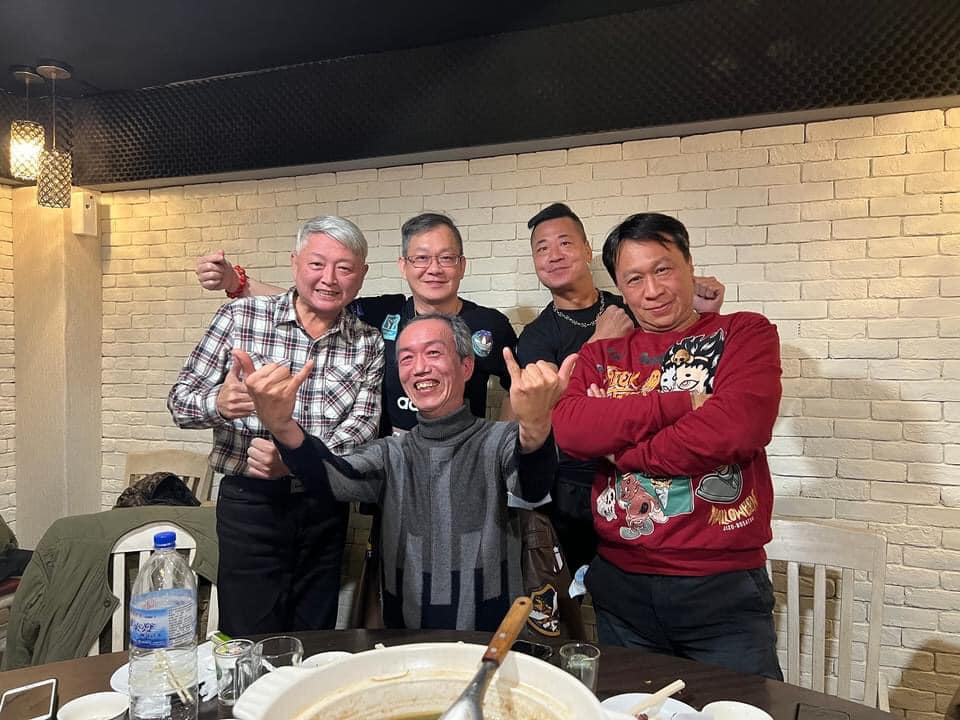 突爆不能走路！李國超「認小水泡變大手術」已超過半年　醫勸「植皮恐也沒用」拄拐杖現身了