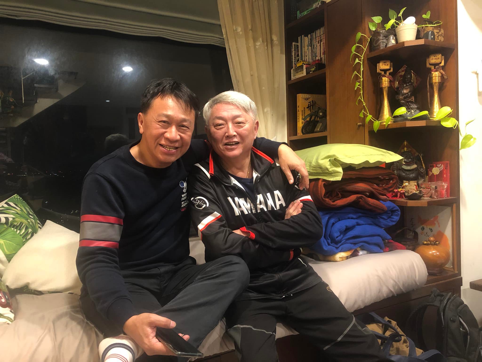突爆不能走路！李國超「認小水泡變大手術」已超過半年　醫勸「植皮恐也沒用」拄拐杖現身了