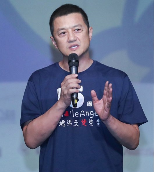 被譽「最佳前夫」！李亞鵬「甜護小19歲女友產檢」凸肚遮不住　離婚王菲9年爆再婚「鬆口回應了」
