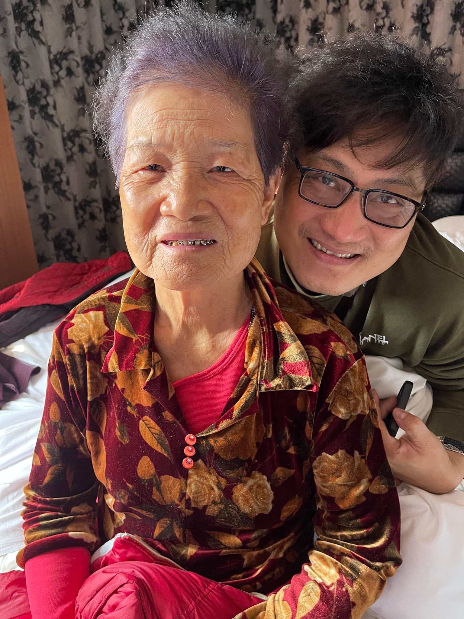 家中僅剩媽媽一人！楊哲「砸百萬孝親」誓言給媽媽最好的　父走後「他健康也亮紅燈」為兩兒努力撐住