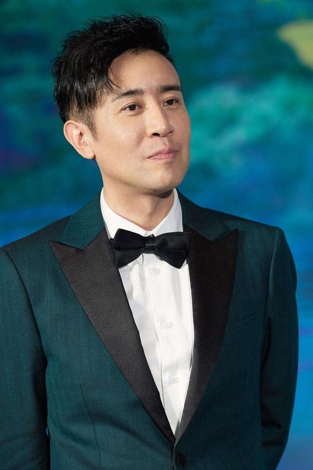 相守30年！窮小子18歲愛上鄰家女「從零拚到有」不離棄　成名後鬧緋聞「不負糟糠妻恩」讓太太很放心