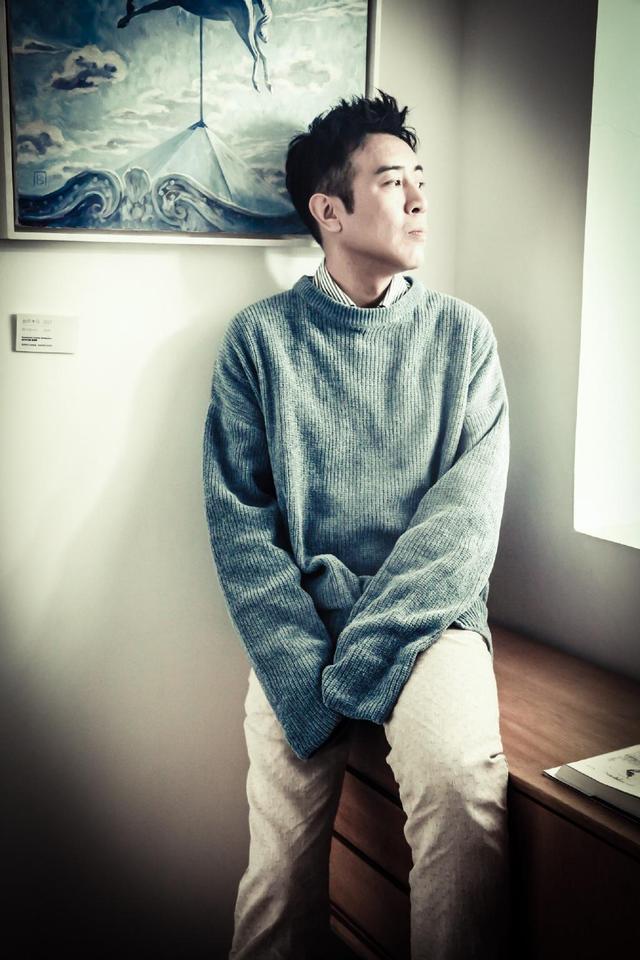 相守30年！窮小子18歲愛上鄰家女「從零拚到有」不離棄　成名後鬧緋聞「不負糟糠妻恩」讓太太很放心