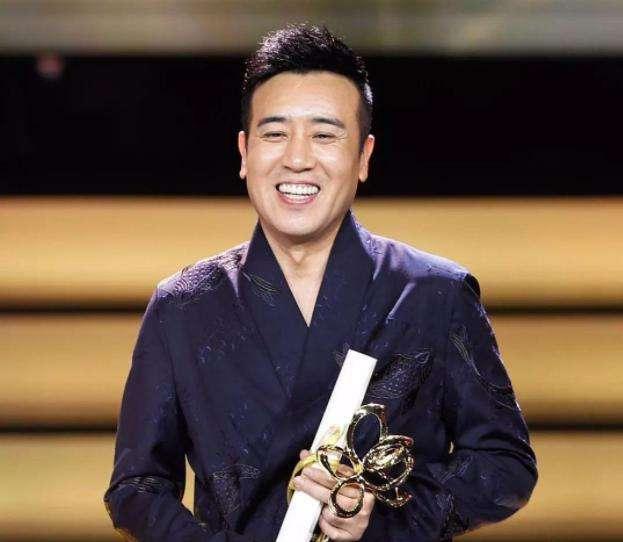 相守30年！窮小子18歲愛上鄰家女「從零拚到有」不離棄　成名後鬧緋聞「不負糟糠妻恩」讓太太很放心