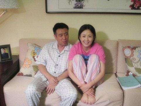 相守30年！窮小子18歲愛上鄰家女「從零拚到有」不離棄　成名後鬧緋聞「不負糟糠妻恩」讓太太很放心