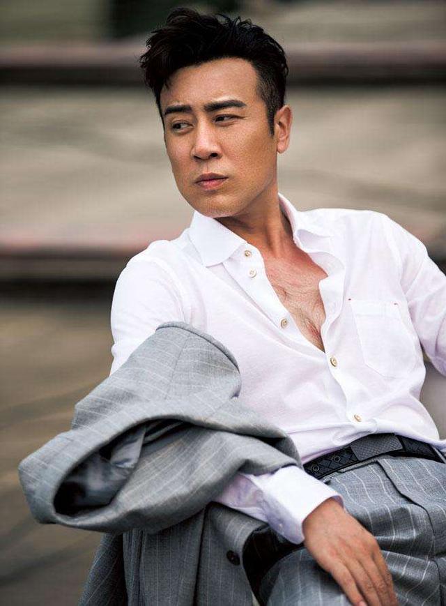 相守30年！窮小子18歲愛上鄰家女「從零拚到有」不離棄　成名後鬧緋聞「不負糟糠妻恩」讓太太很放心