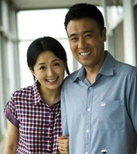 相守30年！窮小子18歲愛上鄰家女「從零拚到有」不離棄　成名後鬧緋聞「不負糟糠妻恩」讓太太很放心
