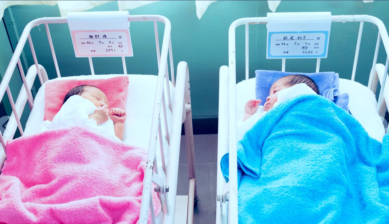緣分早就註定好！她和尪同天生「還睡隔壁保溫箱」　曬照才發現「小時候已拍過婚紗」