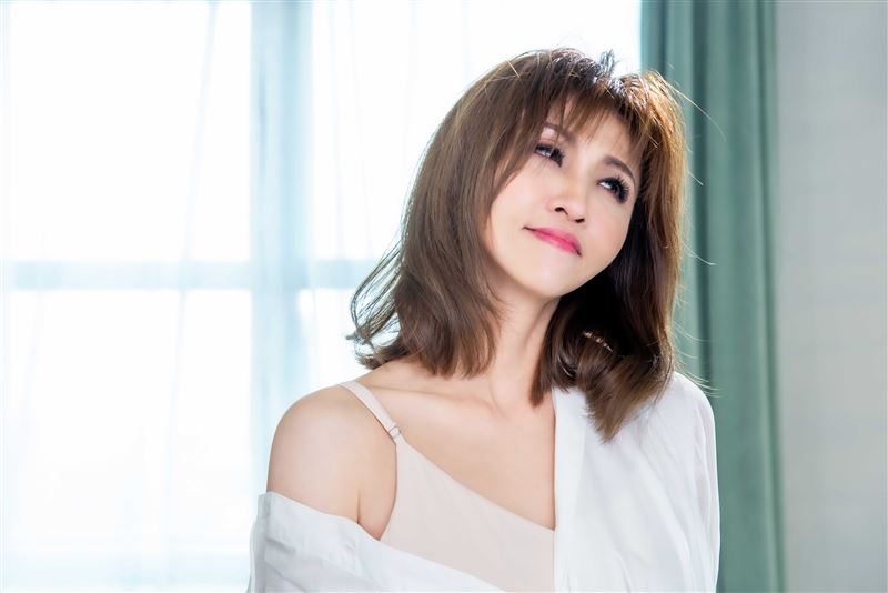 急尋救命恩人！48歲台語女唱將「行駛出意外夾車內」驚悚過程曝光　難忘對方「2次相助幫脫險」盼當面謝恩