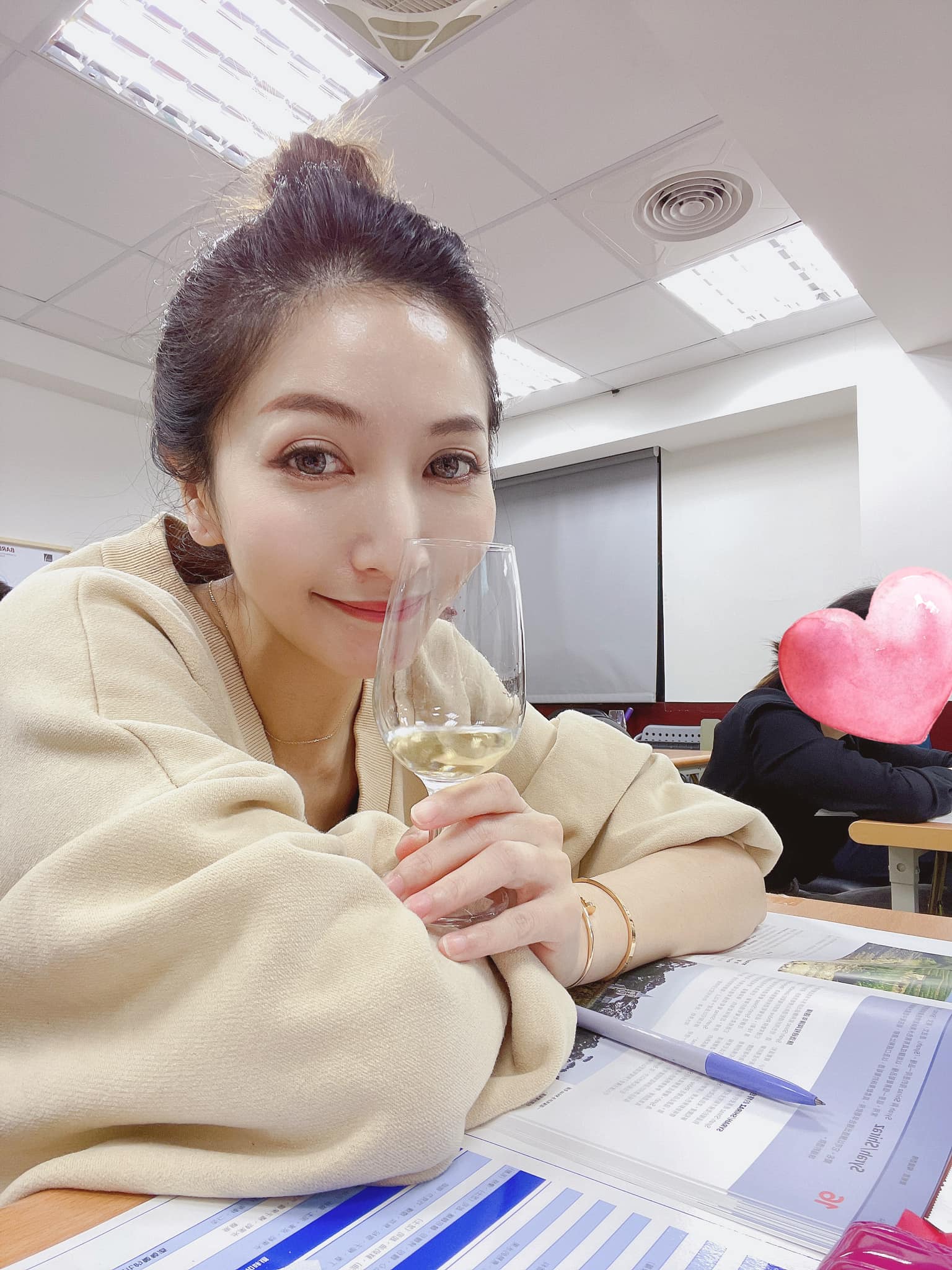 隔壁桌阿嬤教訓孫子「再不乖叫警察來」！阿翔老婆「當場制止」對方錯愕到不行