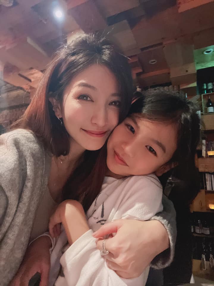 隔壁桌阿嬤教訓孫子「再不乖叫警察來」！阿翔老婆「當場制止」對方錯愕到不行