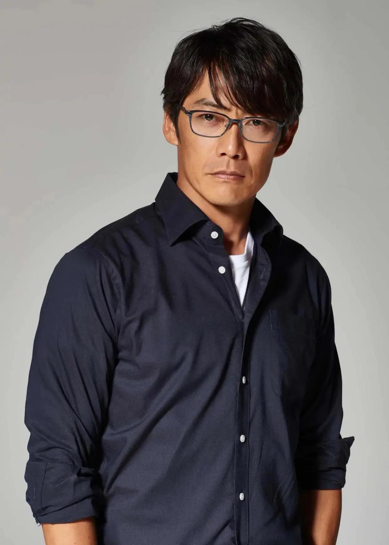 帥氣戲劇男神！當年「演酷帥教師爆紅」　51歲「私下與老婆約會被拍」甜如偶像劇❤️