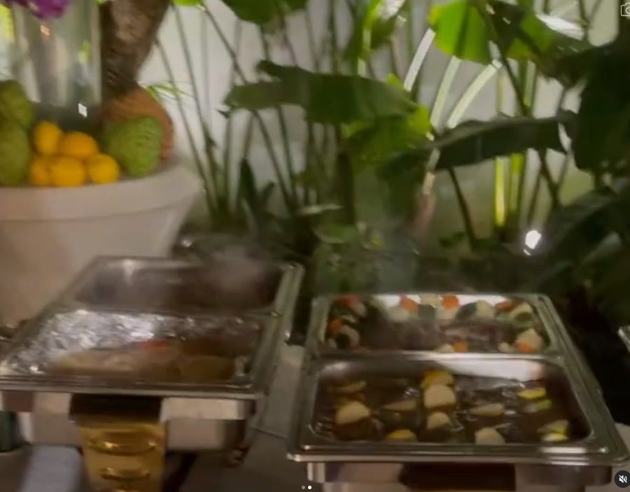 豪宅內裝曝光！徐乃麟招待兒好友「家中庭園吃Buffet」美翻　大合照「30年愛妻甜依偎」網狂讚：太凍齡❤