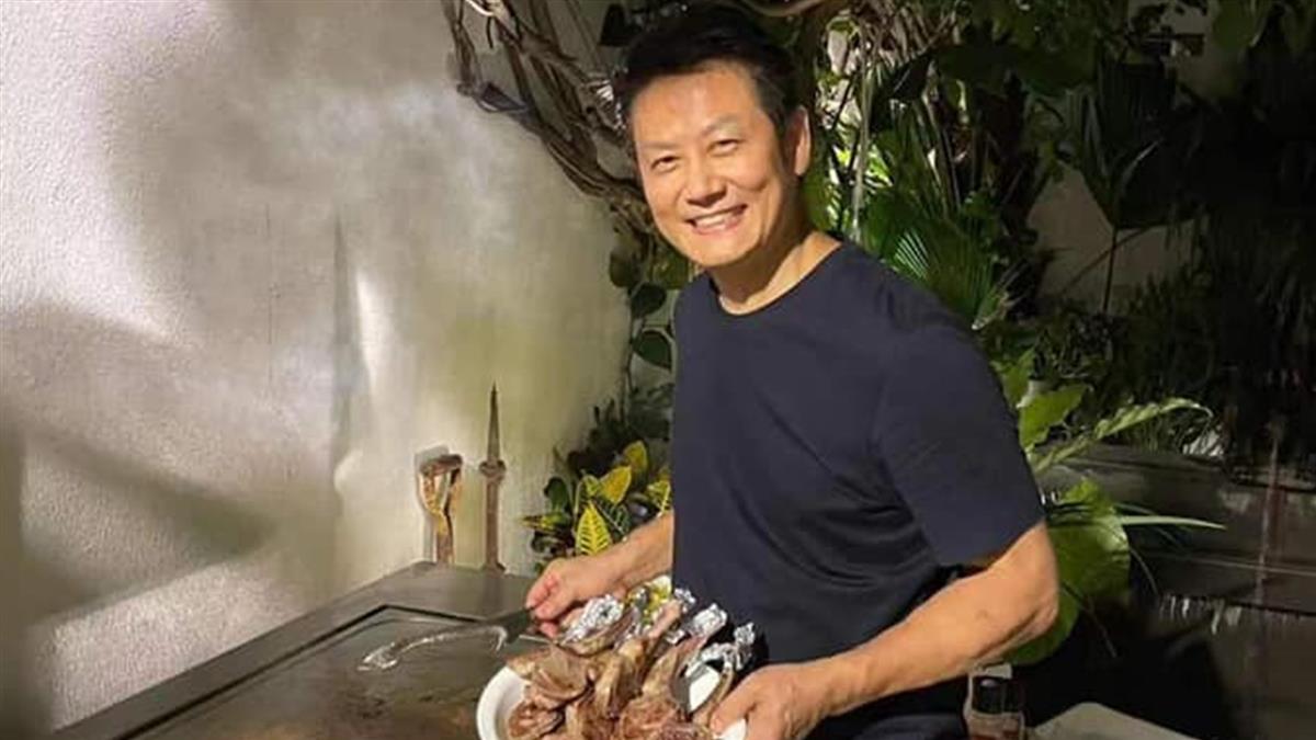 豪宅內裝曝光！徐乃麟招待兒好友「家中庭園吃Buffet」美翻　大合照「30年愛妻甜依偎」網狂讚：太凍齡❤