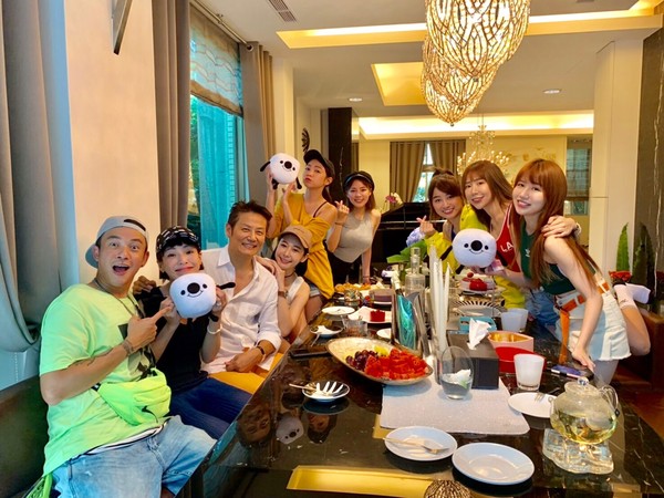 豪宅內裝曝光！徐乃麟招待兒好友「家中庭園吃Buffet」美翻　大合照「30年愛妻甜依偎」網狂讚：太凍齡❤