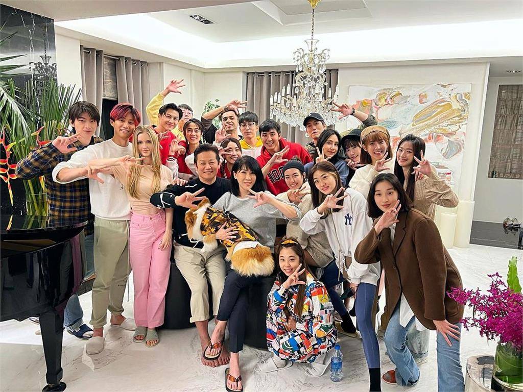 豪宅內裝曝光！徐乃麟招待兒好友「家中庭園吃Buffet」美翻　大合照「30年愛妻甜依偎」網狂讚：太凍齡❤