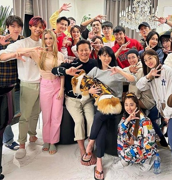 豪宅內裝曝光！徐乃麟招待兒好友「家中庭園吃Buffet」美翻　大合照「30年愛妻甜依偎」網狂讚：太凍齡❤