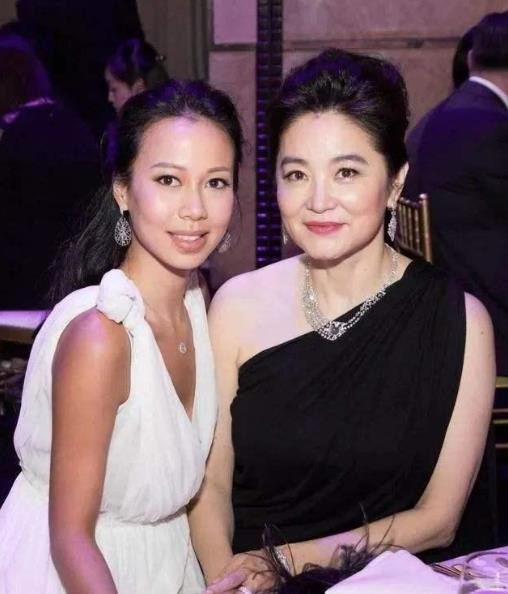 甩臉繼母林青霞！富商父再婚生子「親媽4婚4離」　她連生兩胎「願當未婚媽媽」：父母婚姻影響我一輩子