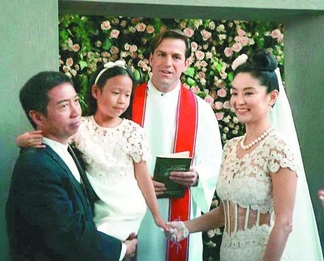 甩臉繼母林青霞！富商父再婚生子「親媽4婚4離」　她連生兩胎「願當未婚媽媽」：父母婚姻影響我一輩子