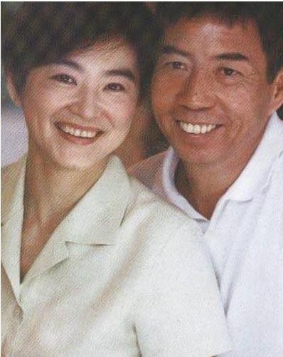 甩臉繼母林青霞！富商父再婚生子「親媽4婚4離」　她連生兩胎「願當未婚媽媽」：父母婚姻影響我一輩子