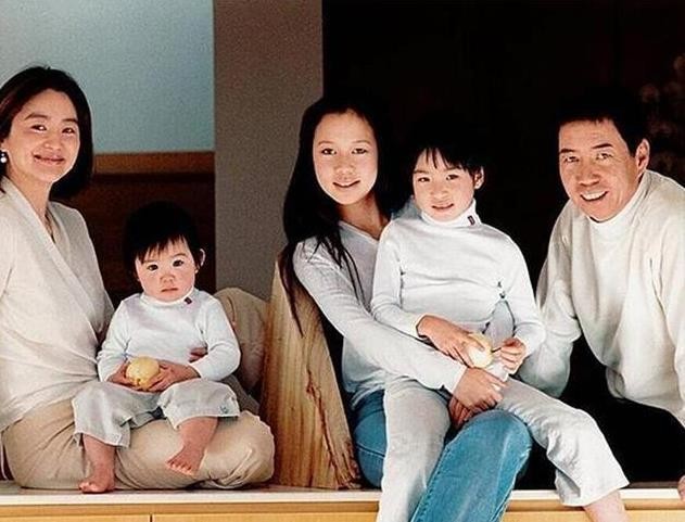 甩臉繼母林青霞！富商父再婚生子「親媽4婚4離」　她連生兩胎「願當未婚媽媽」：父母婚姻影響我一輩子