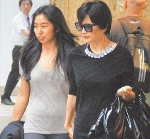 甩臉繼母林青霞！富商父再婚生子「親媽4婚4離」　她連生兩胎「願當未婚媽媽」：父母婚姻影響我一輩子