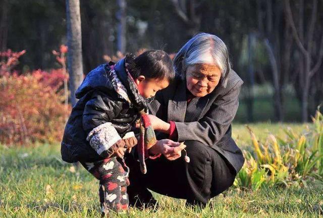 晚年自保卻孤獨終老？68歲阿姨痛悟：「存錢養老」反成人生最大遺憾
