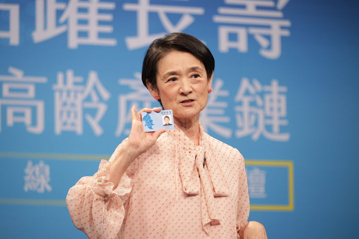善用老年兩張卡！譚艾珍「手握敬老卡」興奮喊：終於能為自己活　「從小黃司機學到一堂課」不靠兒女養老
