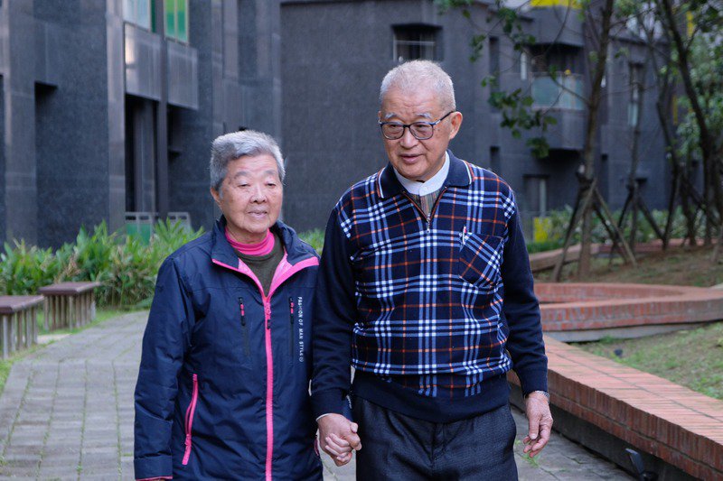 不留棺材本！「送三子出國深造，兩老病了獨自依靠」　王建煊感慨：無子其實也很幸福
