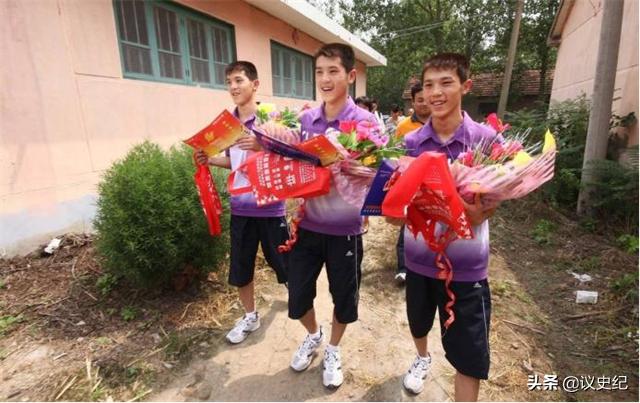 最強三胞胎！3兄弟做什麼都一起「考上同大學分數連號」　10年後「連結婚都要同一天」媽媽樂壞