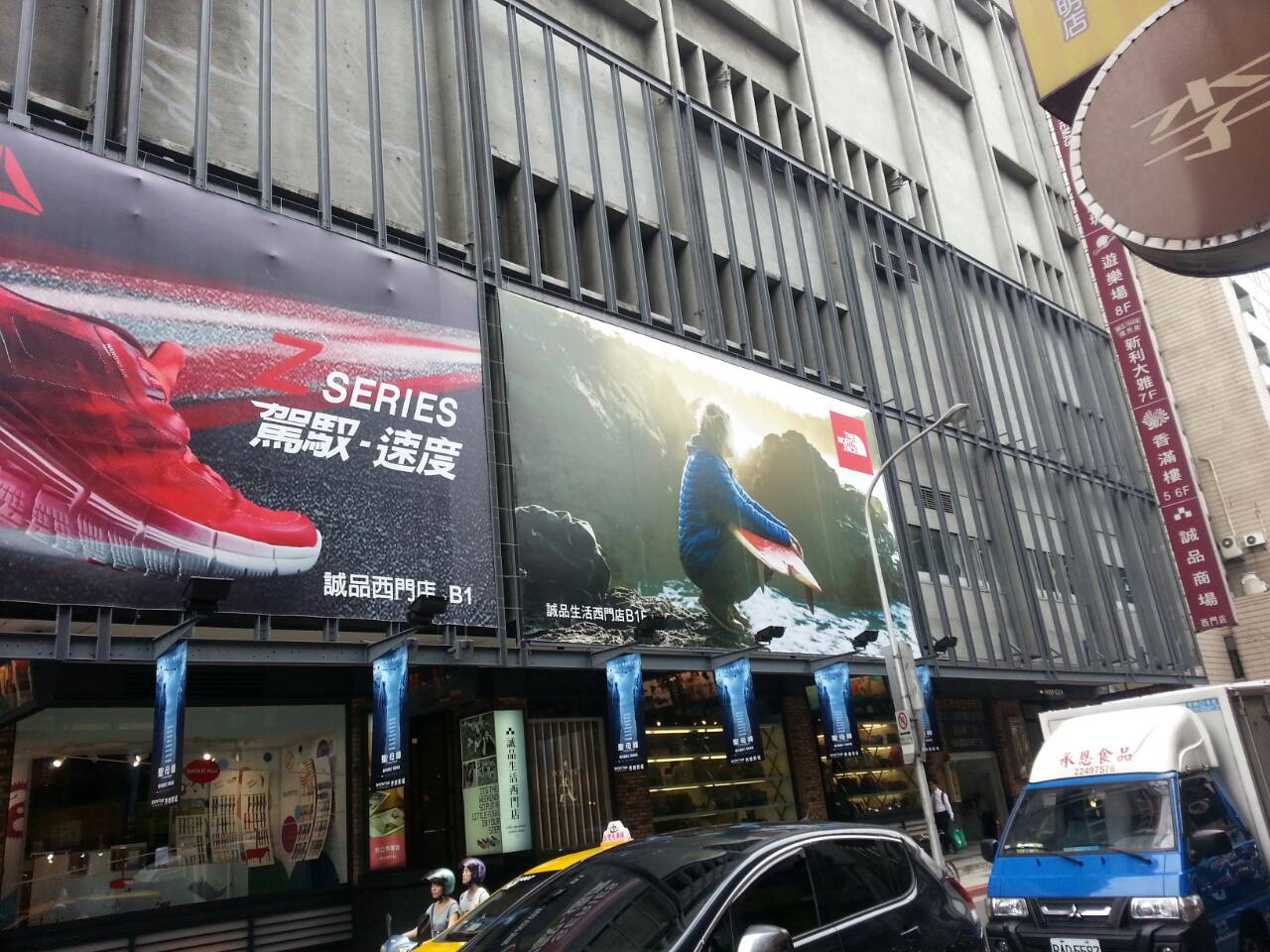 橫看直看都不通！路邊赫見「14字黃色看板」有看沒有懂　看到脫窗「終於理出正解」：很考驗智商
