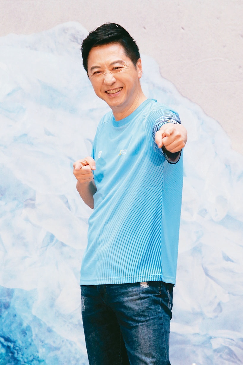 不捨兒子太快長大！哈林「淚崩認為父放不下」：不顧我反對　「2張老照片+4字祝福」感動全網