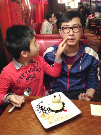 不捨兒子太快長大！哈林「淚崩認為父放不下」：不顧我反對　「2張老照片+4字祝福」感動全網