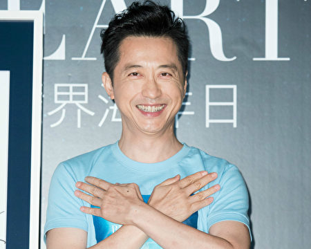 不捨兒子太快長大！哈林「淚崩認為父放不下」：不顧我反對　「2張老照片+4字祝福」感動全網