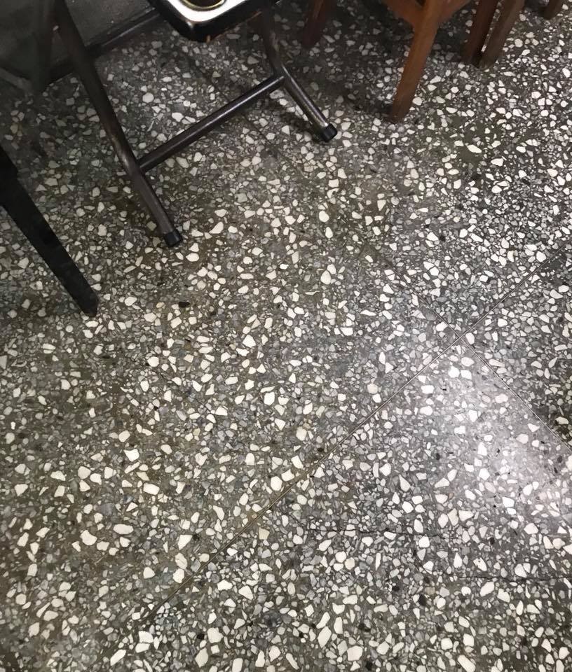 東西掉下去找不到！阿嬤家「常見石地板」一眼望去超老氣　內行人曝優點「根本高級貨」：是你不識貨