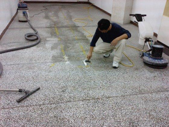 東西掉下去找不到！阿嬤家「常見石地板」一眼望去超老氣　內行人曝優點「根本高級貨」：是你不識貨