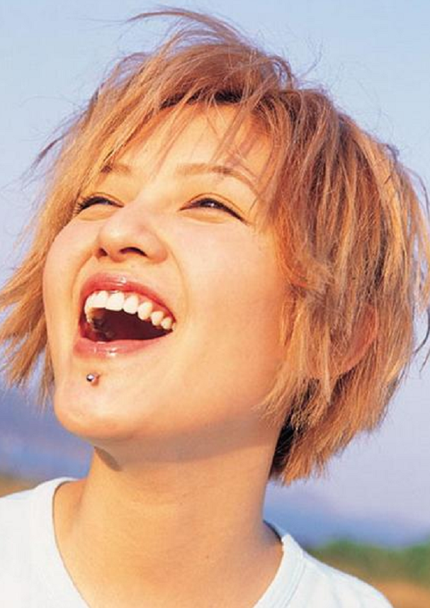 47歲金曲歌后「為愛摘除子宮」慘遭分手　「終身不婚不孕」網友感嘆：原生家庭影響一生...