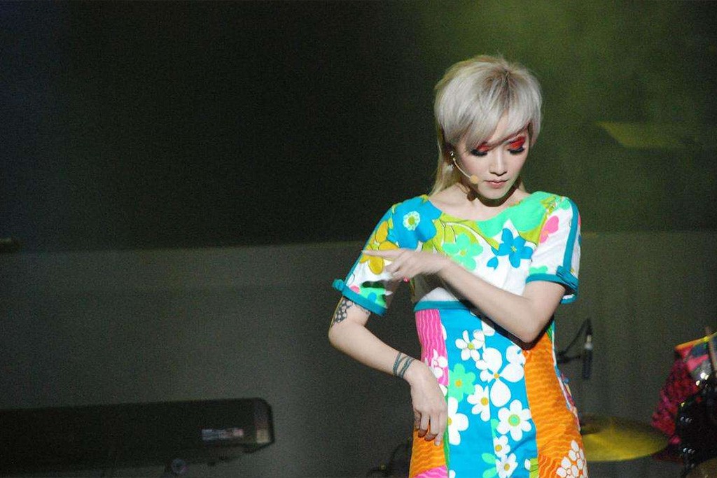 47歲金曲歌后「為愛摘除子宮」慘遭分手　「終身不婚不孕」網友感嘆：原生家庭影響一生...