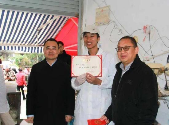 虧本照樣賣！獨居爺「連吃9年霸王餐」結帳拿假鈔　佛心店家不責怪「一翻開鈔票」感動流淚