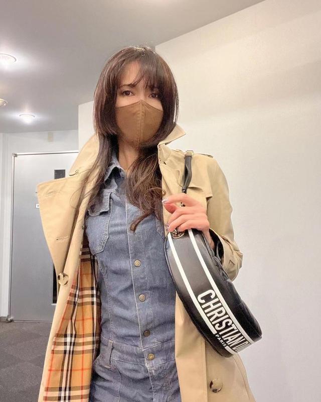 51歲魅力不減！木村拓哉妻子「扣子壞了照樣穿」私下超節儉　兩女兒同框照「繼承獨特時尚感」網驚：媽媽是範本