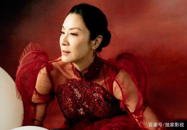 楊紫瓊60歲拍雜誌「渾身綻放魅力」臉上痕跡美翻　被法拉利總裁「寵成像小孩」當自己的女王