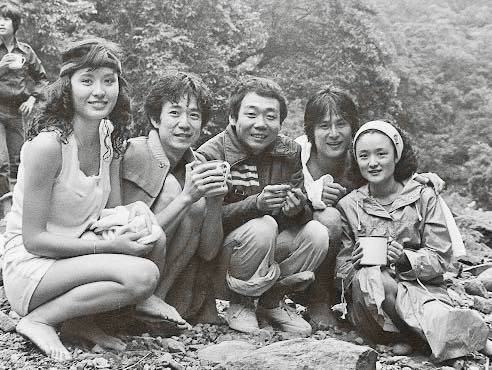 認識超過45年！譚艾珍突PO黑白照「嘆5人走了2人」好唏噓　懷念大家「見面絕不客氣」相處像家人