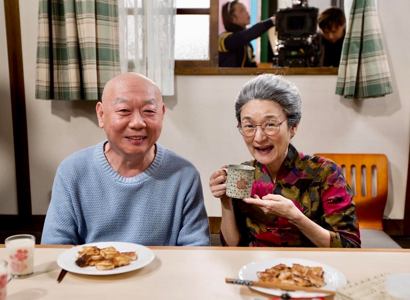 認識超過45年！譚艾珍突PO黑白照「嘆5人走了2人」好唏噓　懷念大家「見面絕不客氣」相處像家人