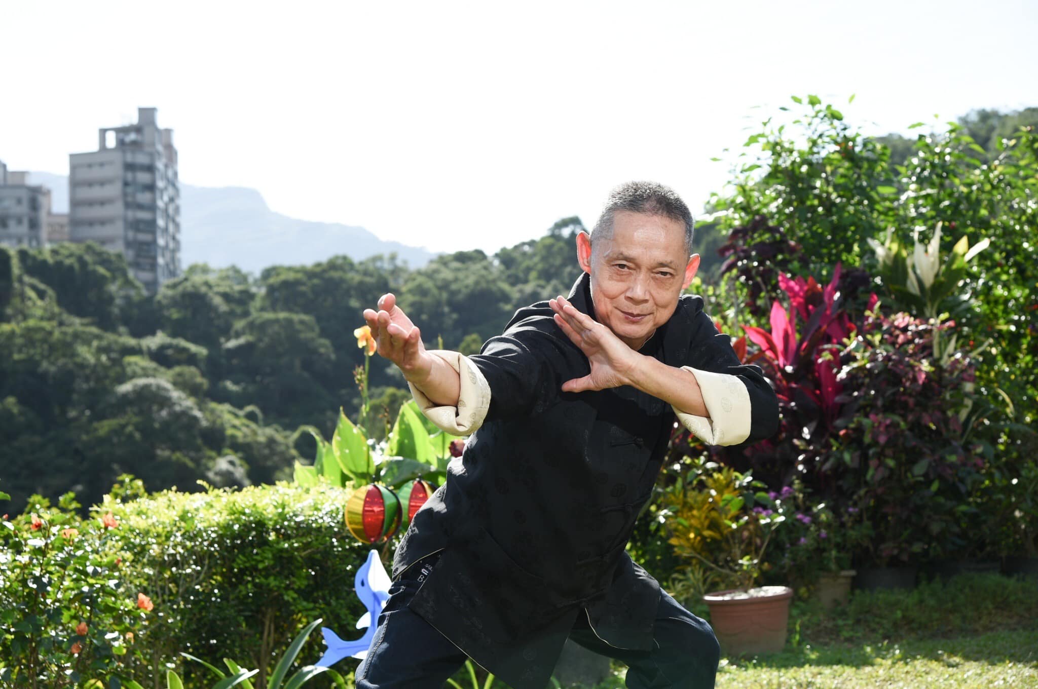 父母都短命！老戲骨被斷言「你活不過59歲」只求活在當下　天天晨起練功「出海徒手抓魚」67歲近況曝