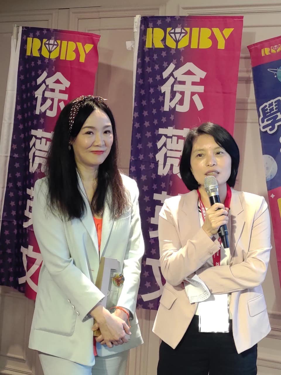 徐薇自爆：我裝了30年！55歲放飛自我「專業形象大反轉」　「揪尪開直播」連兒子都佩服：我媽是自來嗨